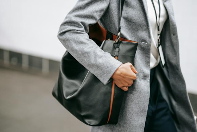 Žena v business casual