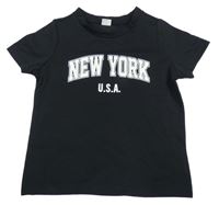 Černo-bílý crop top s potiskem 