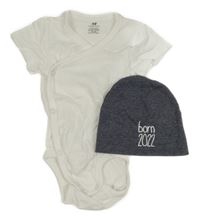 2Set - Bílé zavinovací body H&M + tmavomodro/bílá pruhovaná čepice Topomini