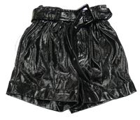 Černé lesklé kraťasy s páskem River Island