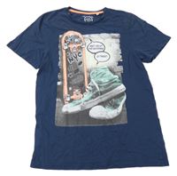 Tmavomodré tričko s teniskami a skateboardem C&A