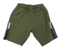 Khaki teplákové skinny kraťasy s pruhy s nápisy Next