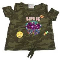 Khaki army crop tričko s muffinem z překlápěcích flitrů a obrázky a volnými rameny C&A